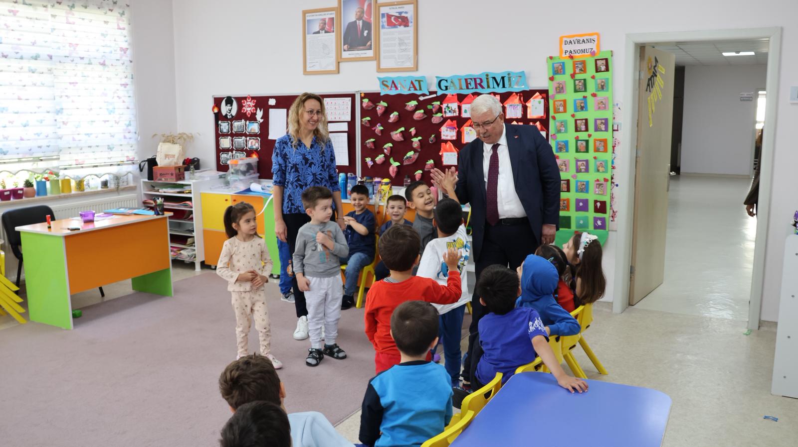 İl Millî Eğitim Müdürü Yusuf Yazıcı, Minik Öğrencilerin Öğrenme Heyecanına Eşlik Etti